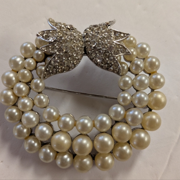 Classic Pearl and Rhinestone Costume Brooch - Picture 2 of 7
